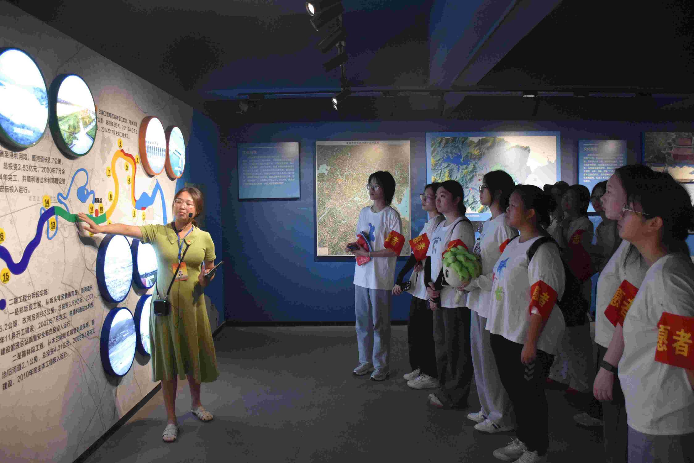 外語(yǔ)“河小禹”走進(jìn)展館探尋木蘭溪生態(tài)蝶變歷程