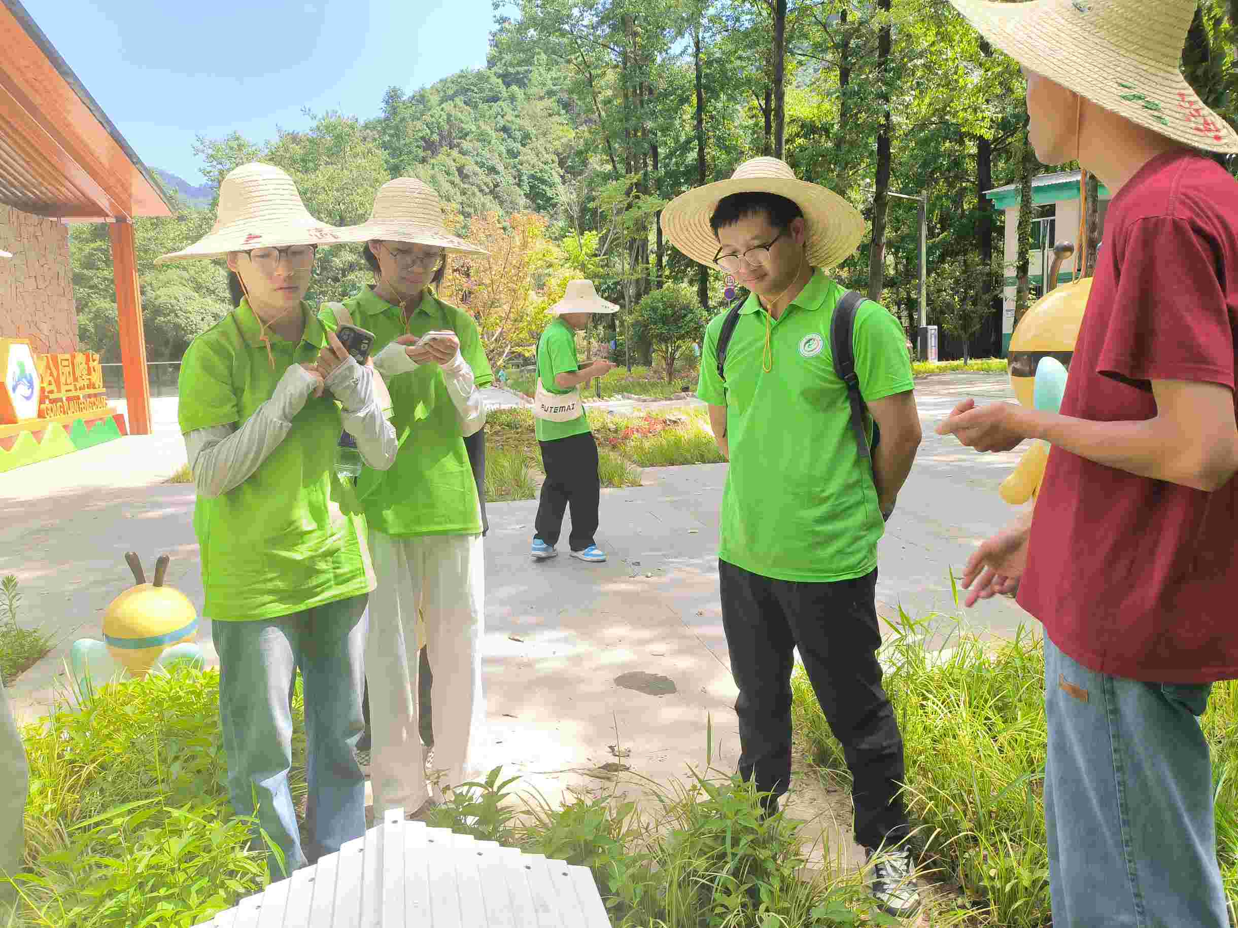 江書(shū)朋書(shū)記向?qū)嵺`隊(duì)講解精品蜜蜂建設(shè)