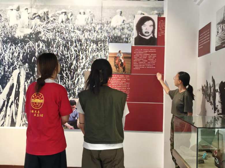 英烈昭日月 女兵守河山