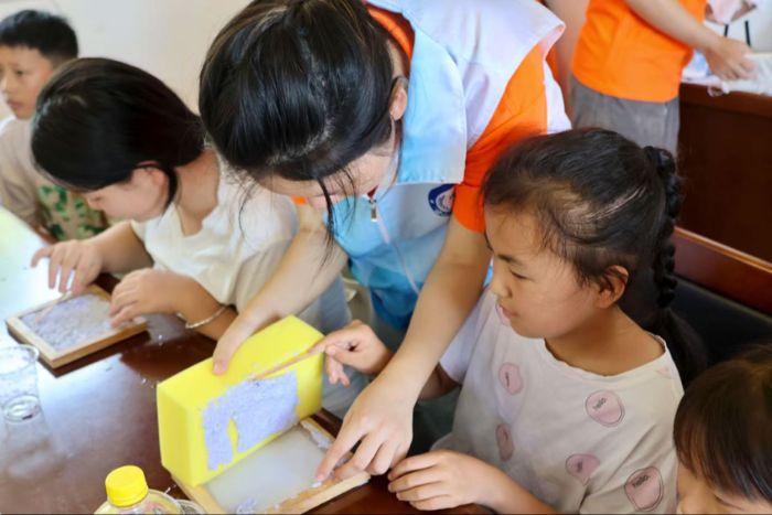 廢紙生綠，AI助力：“望山”青禾隊(duì)在白溪關(guān)村開(kāi)展種子紙主題實(shí)踐活動(dòng)