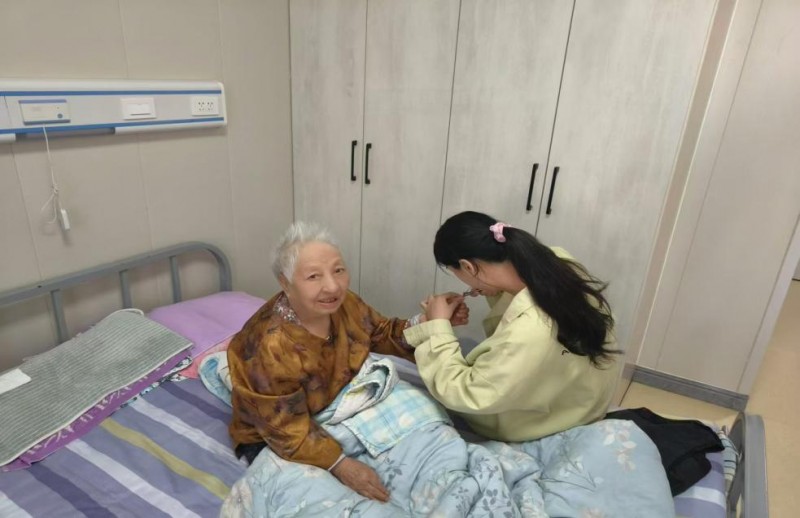 江蘇科技大學外國語學院開展“愛心零距離，情暖你我心”社會實踐