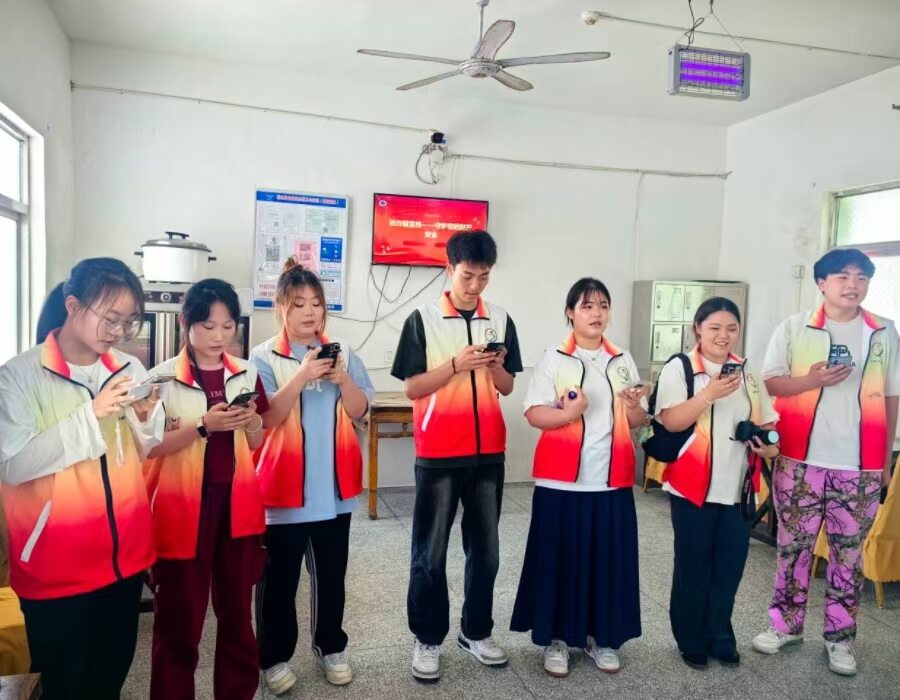 人文藝術系開展“情暖老人心”活動