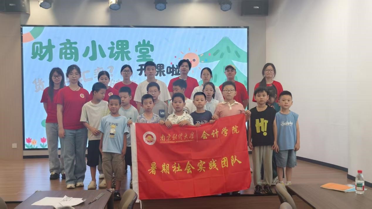 03 圖為部分團隊成員在最后一個地點結束課程時的合照。管永康 謝天緣 供圖