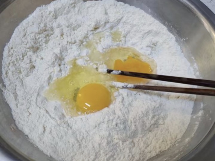 手作揉捻千般巧，香酥回味百年長