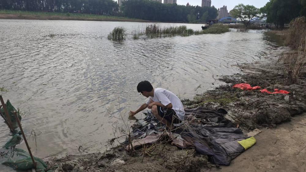 社會(huì)實(shí)踐團(tuán)隊(duì)調(diào)查家鄉(xiāng)水質(zhì)，關(guān)注環(huán)境健康