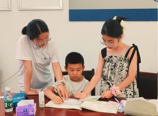 智趣+藝創+環保，暑托班的成長方程式 ——巢湖學院教育關愛團赴梅渚鎮推普