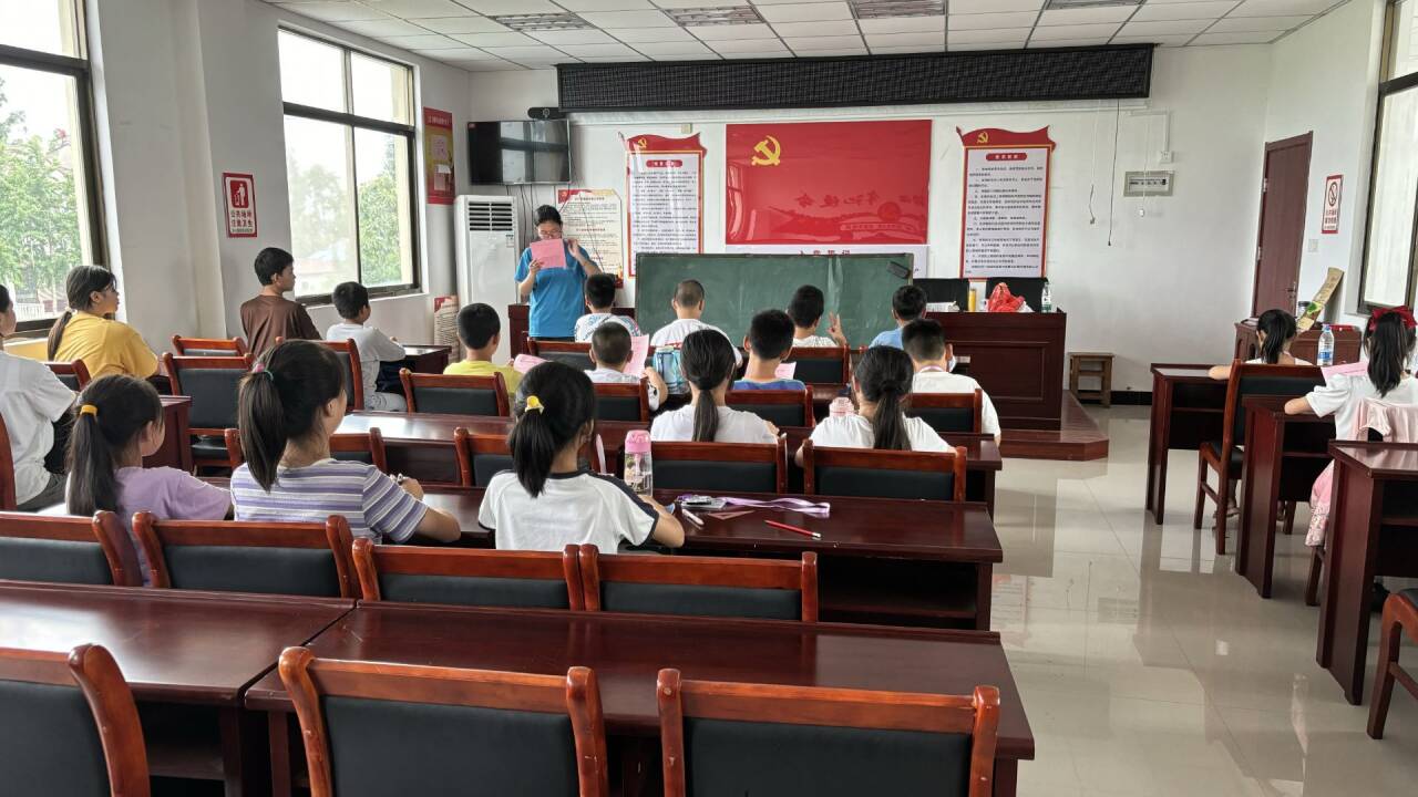 愛(ài)與智慧的夏日航程：同大鎮(zhèn)攜手巢湖學(xué)院共繪‘童心斑斕’公益暑托班畫(huà)卷