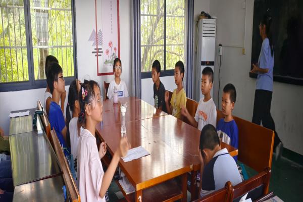 暑期社會實踐：武昌理工學院“青春筑夢”通城志愿服務隊開展彩繪石膏娃娃特色課程