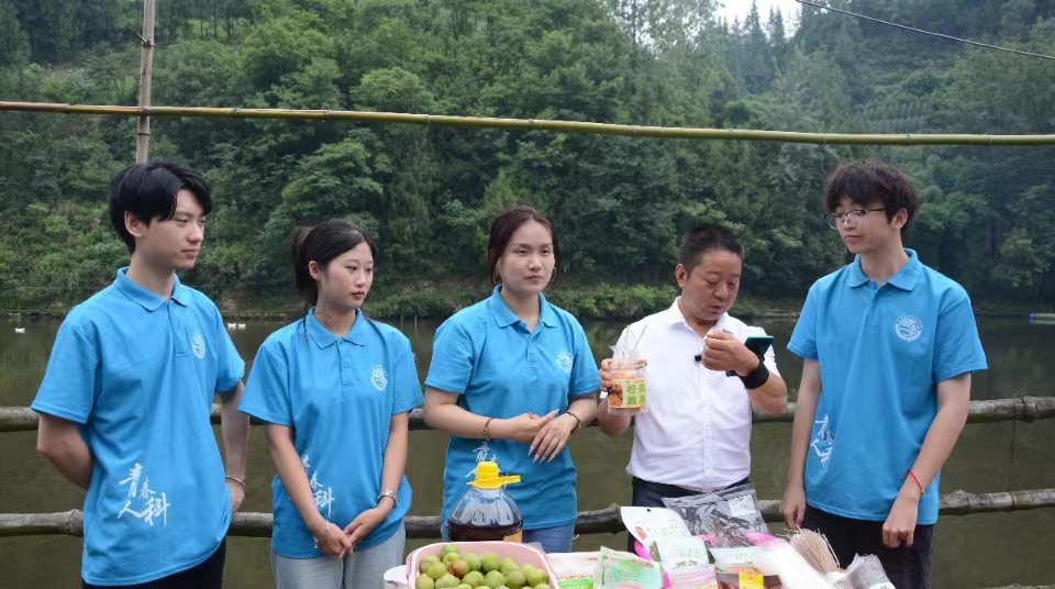 鄉村振興直播行，身行力踐助農民