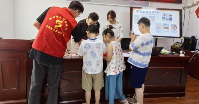 “夏日螢火”燃社區，雙向奔赴共成長 ——常州大學夏日螢火團隊赴東升社區開展愛心暑托班社會實踐?