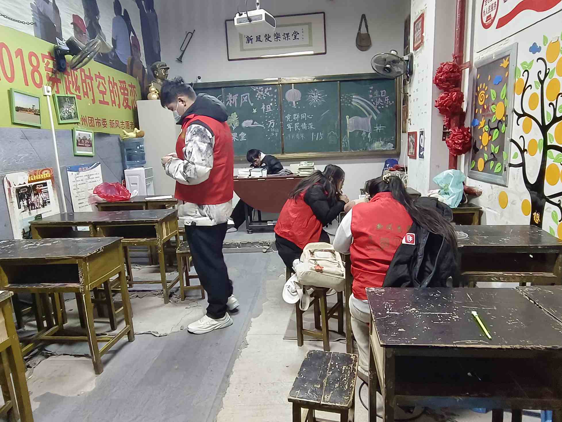 大學生志愿者投身“新風快樂課堂助成長”，為冬日學習添暖