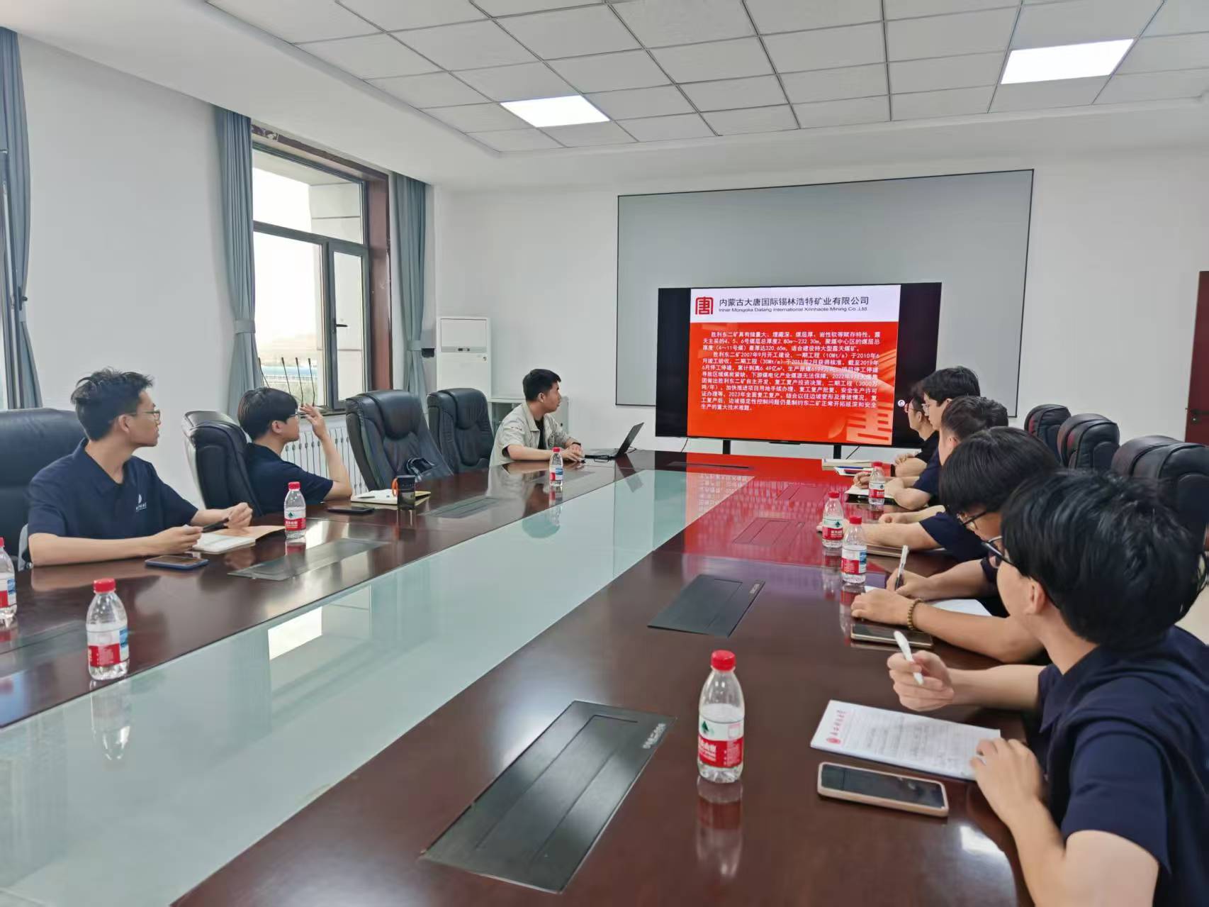 西安科技大學“北疆青鋒，能源報國”實踐團深入東二礦：會議求真知，食堂暖人心