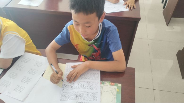 圖為摘完枸杞的孩子投入學(xué)習(xí)