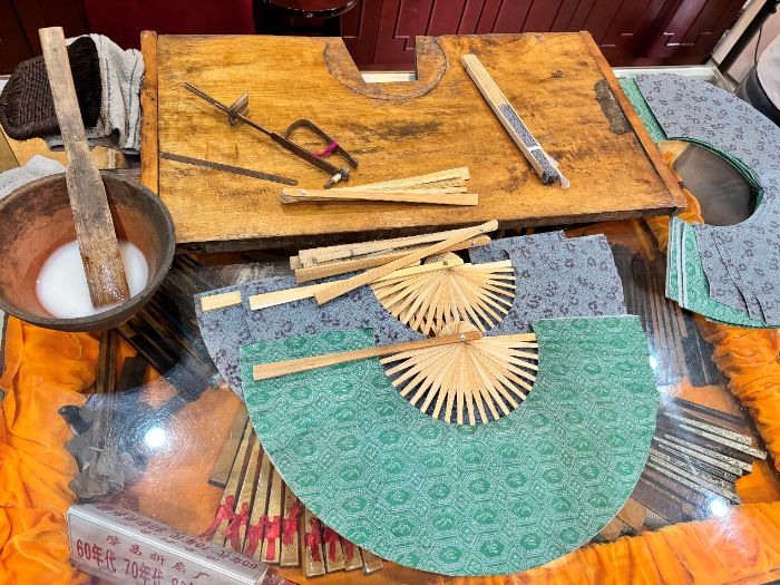 非遺“扇”染青春：重慶人文科技學院走進折扇廠的文化對話