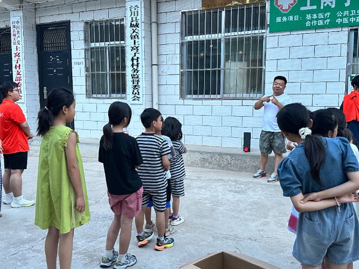 “尋美而行，以心潤夏”社會實踐團隊課堂開講：與小學(xué)生共話民族團結(jié)