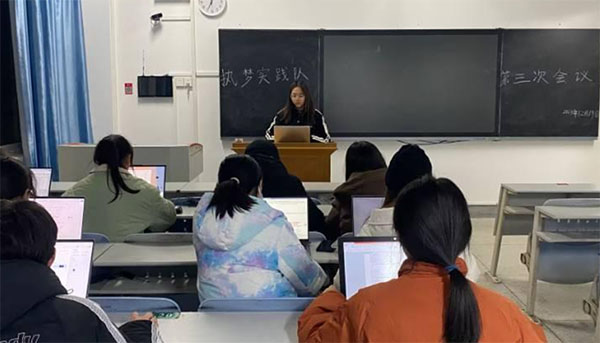 湖北師范大學(xué)文學(xué)院2024寒調(diào)執(zhí)夢(mèng)實(shí)踐隊(duì)第三次會(huì)議順利召開