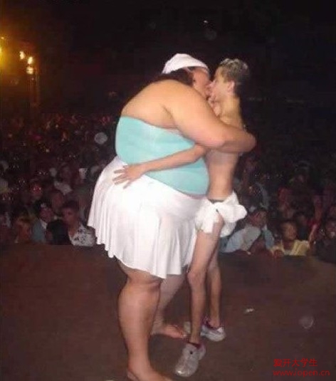 美國大學生接吻，這未免也太重口味了吧