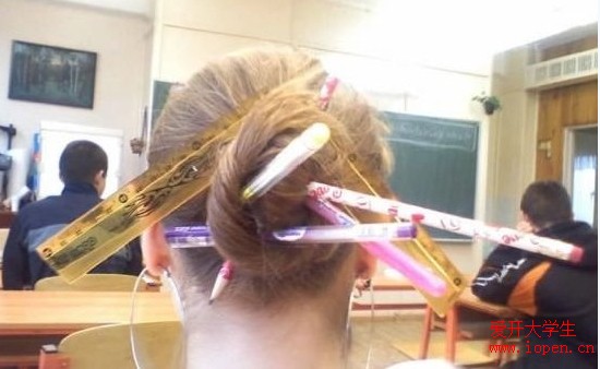 女學生忘記帶文具盒后想出來的插筆好辦法