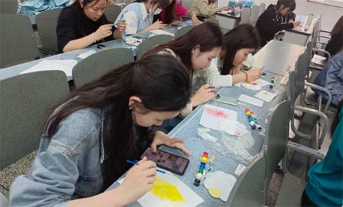 一枚書簽，方寸之間——馨藝手工協(xié)會葉脈書簽彩繪活動