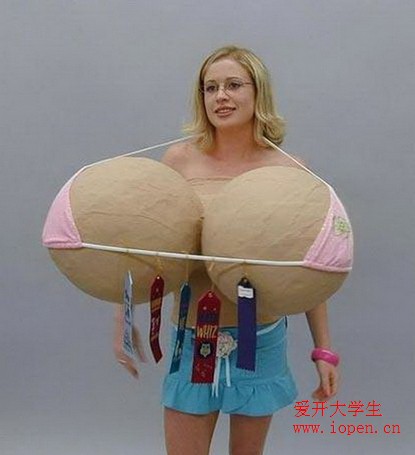 美國一位女學生示范了什么才叫做“豪乳”
