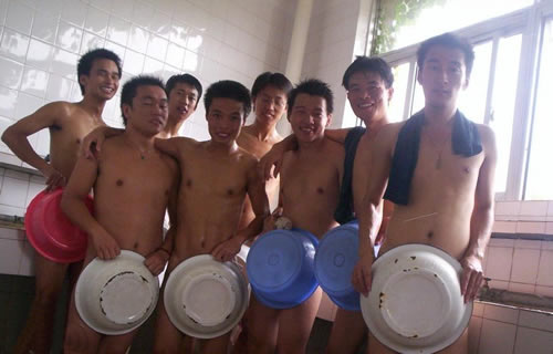 大學生在澡堂里的奇葩合照