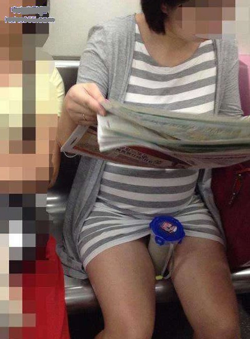 坐地鐵時，看見一妹子節(jié)操碎了一地