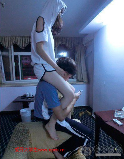 女友，手機兩不誤