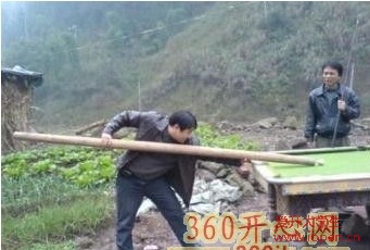 大哥用生命在表達對桌球的熱愛，你們看后是否懂得呢？