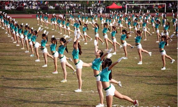 大學生穿露臍裝做操