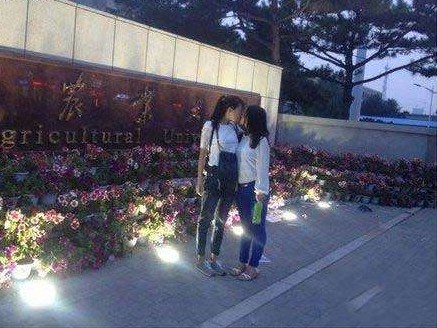 學院妹子你們在干嘛呀，大庭廣眾下的