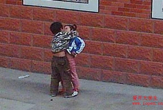 看圖中小學生此舉，看來我們90后落伍了