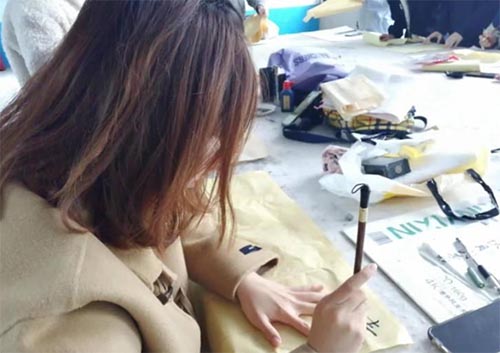 方寸布間留春色，植物拓印獻教師