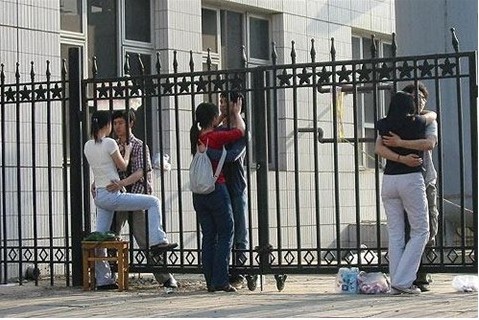 奇葩的大學生情侶親密方式