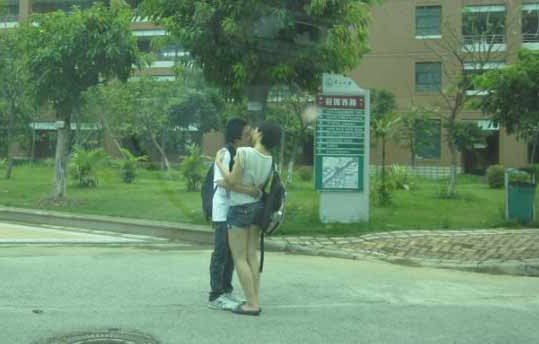 情侶之間接吻表達著什么樣的愛意呢