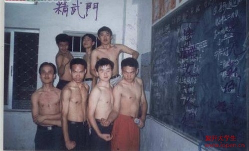 校園里學生們成立的精武門，真是笑死人了