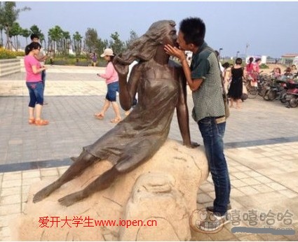 大學男屌絲這一吻，真是讓人汗顏呀