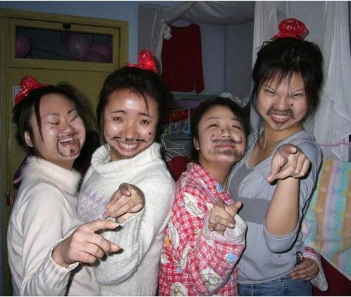 大學校園里女生宿舍的瘋狂舉止