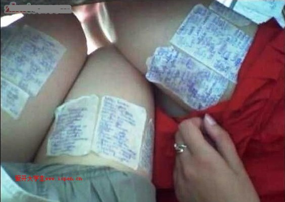 女學生考試時牛逼的作弊方法，實在是佩服佩服