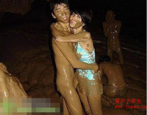 大學情侶如此恩愛，真是讓人敬佩呀