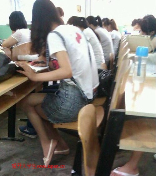 前排的學妹，你背帶褲褲子松掉了