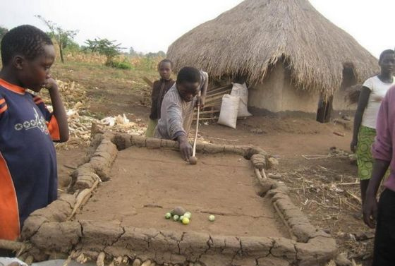 非洲學生的娛樂方式，的確有創意有個性