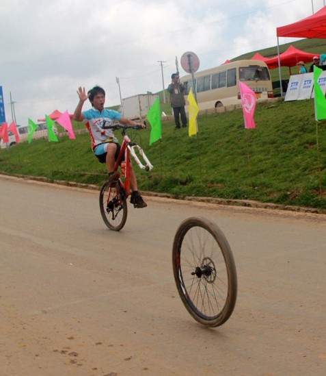 大學生自行車比賽，出現這奇葩情況