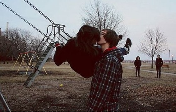 美國大學生情侶之間的接吻