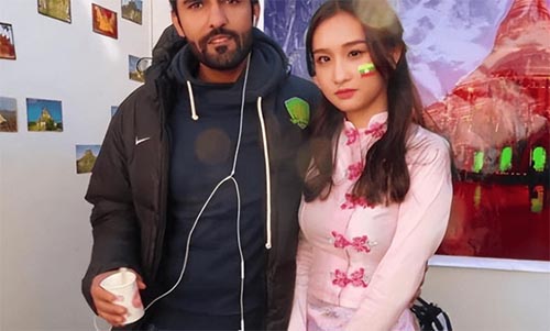 女大學生化身“陪讀女”，1對3服務留學生