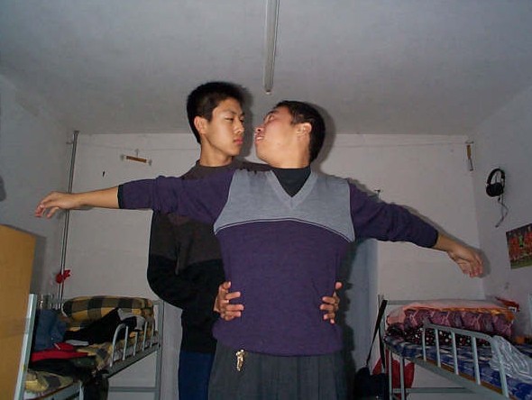 大學生在寢室內，用屌絲的方式表達著曖昧