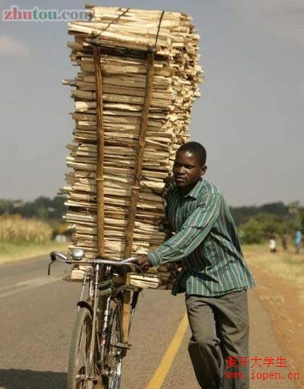 生活不容易呀，艱苦的生活從拉柴開始
