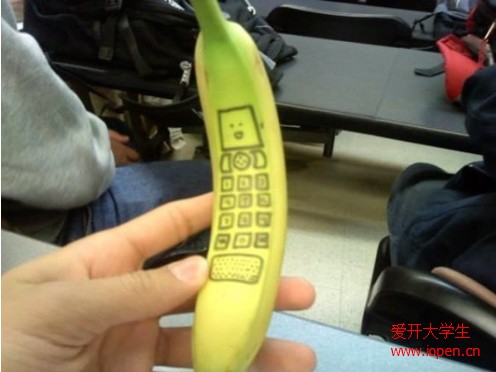 學生上課時畫的一部手機，很逼真喲