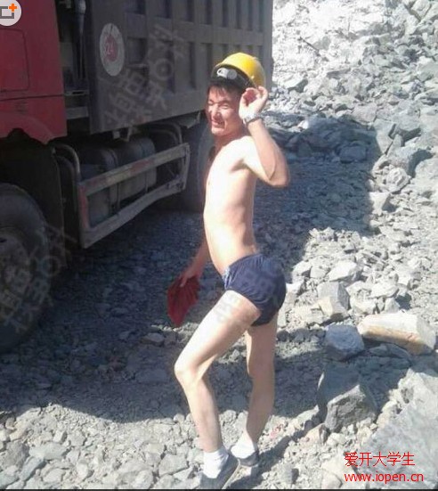 大學里的男屌絲用他的身體示范了什么叫做性感！