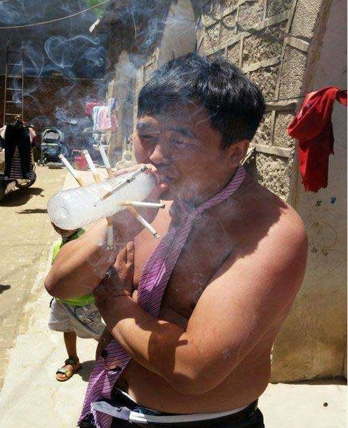如此吸煙你見過嗎？沒辦法呀實在是煙癮大！