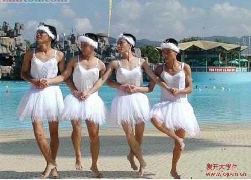 大學屌絲們的奇葩打扮